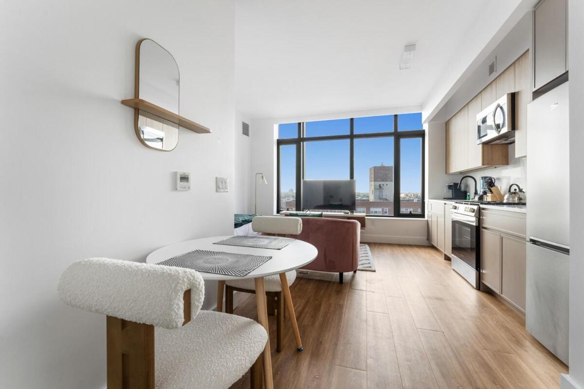 Sleek And Stylish Studio, Luxe Perks In Prime Spot Apartment *
